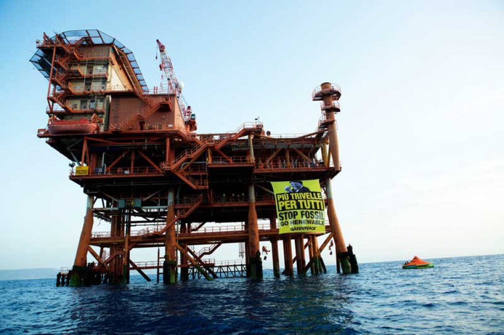 Sicilia, Greenpeace occupa piattaforma petrolifera