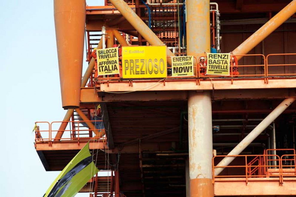 Sicilia, Greenpeace occupa piattaforma petrolifera