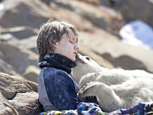 L'orso Nanuk, un ragazzo e un cucciolo insieme nell'Artico