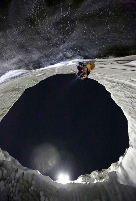 Siberia, la discesa nel cratere del mistero