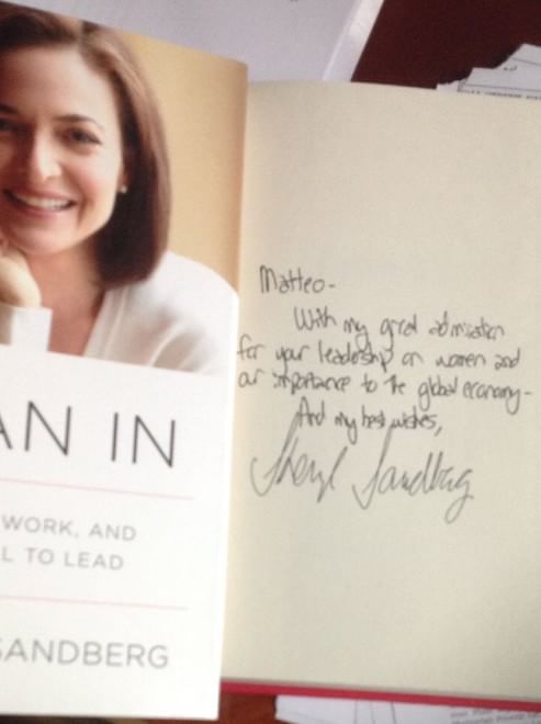 Davos, la Sandberg (Facebook) regala il suo libro con dedica a Renzi