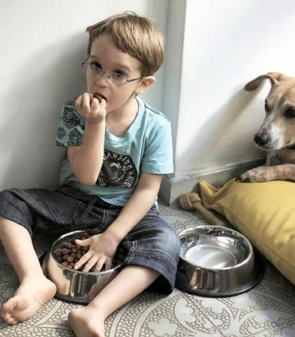 A lezione da cani e gatti: bambini che pensano di essere animali
