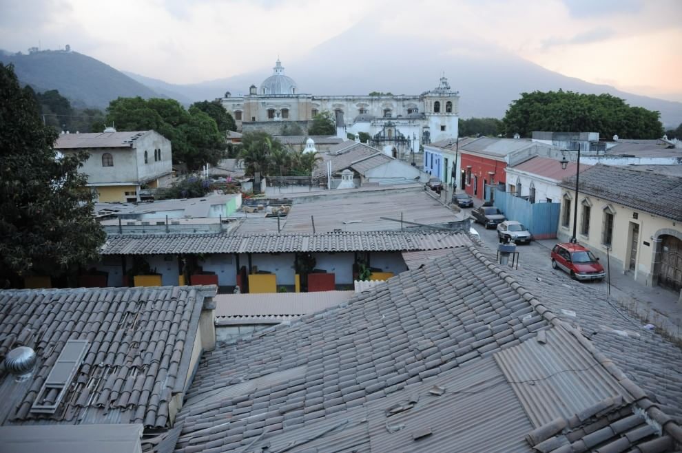 Guatemala, il vulcano Fuego in eruzione: cenere e rocce incandescenti