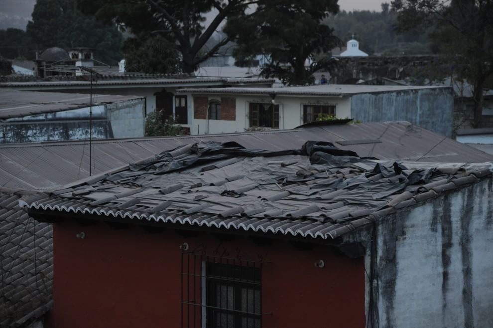 Guatemala, il vulcano Fuego in eruzione: cenere e rocce incandescenti