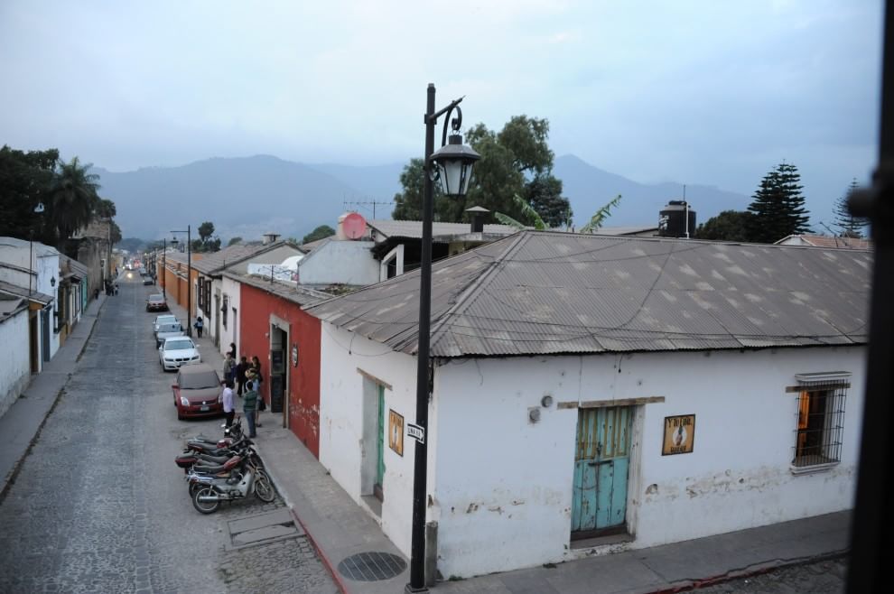 Guatemala, il vulcano Fuego in eruzione: cenere e rocce incandescenti