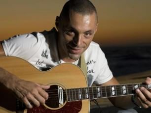 Sanremo, il veterano Alex Britti. "Se suono e mangio bene, non ho altro da chiedere"