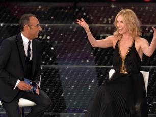 Sanremo, il fascino di Charlize: "Matrimonio? Non credo nell'abito bianco..."