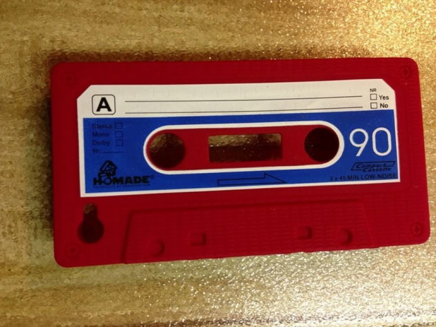 Oltre la creativit&agrave;: la cover per smartphone &egrave; trash