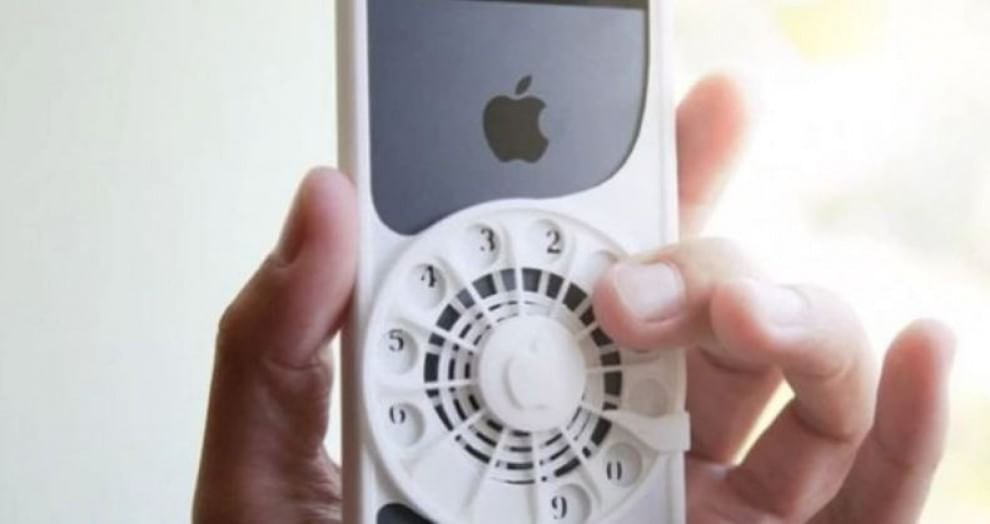 Oltre la creativit&agrave;: la cover per smartphone &egrave; trash