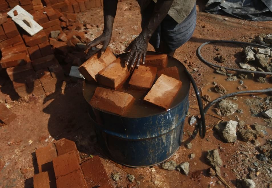 Il riciclo creativo: come si utilizzano i barili di petrolio