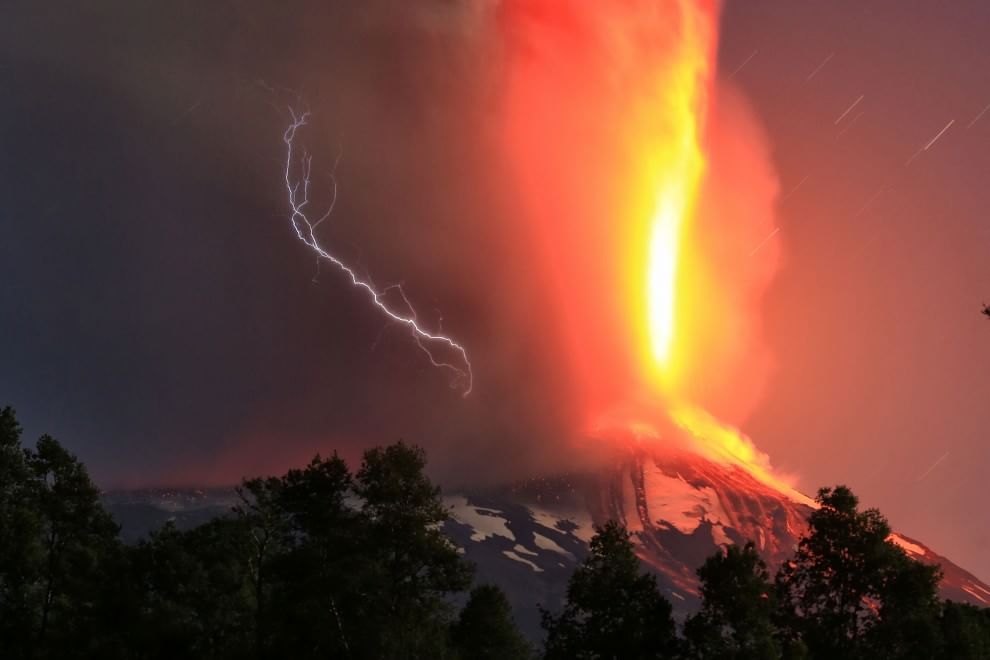 Cile, le immagini dell'eruzione del vulcano Villarica