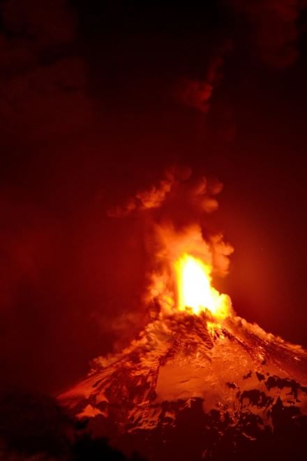 Cile, le immagini dell'eruzione del vulcano Villarica
