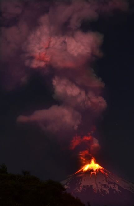 Cile, le immagini dell'eruzione del vulcano Villarica