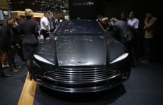 Aston Martin DBX, aspettando James Bond