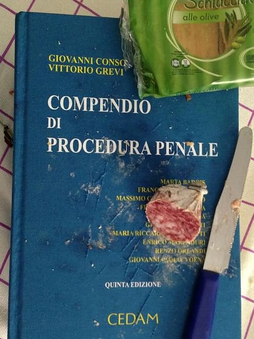 Tracce di convivenza quotidiana, storie di coinquilini disperati
