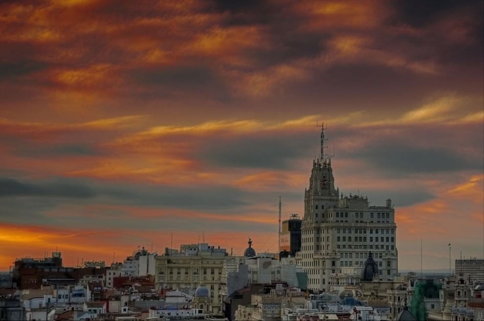 La bellezza romantica delle città al crepuscolo