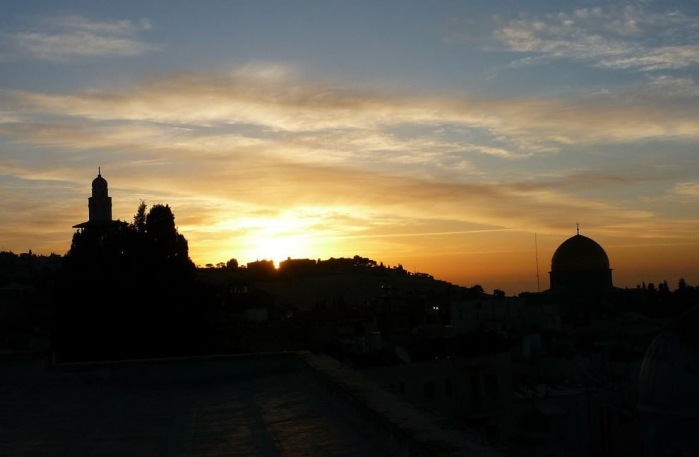 La bellezza romantica delle città al crepuscolo