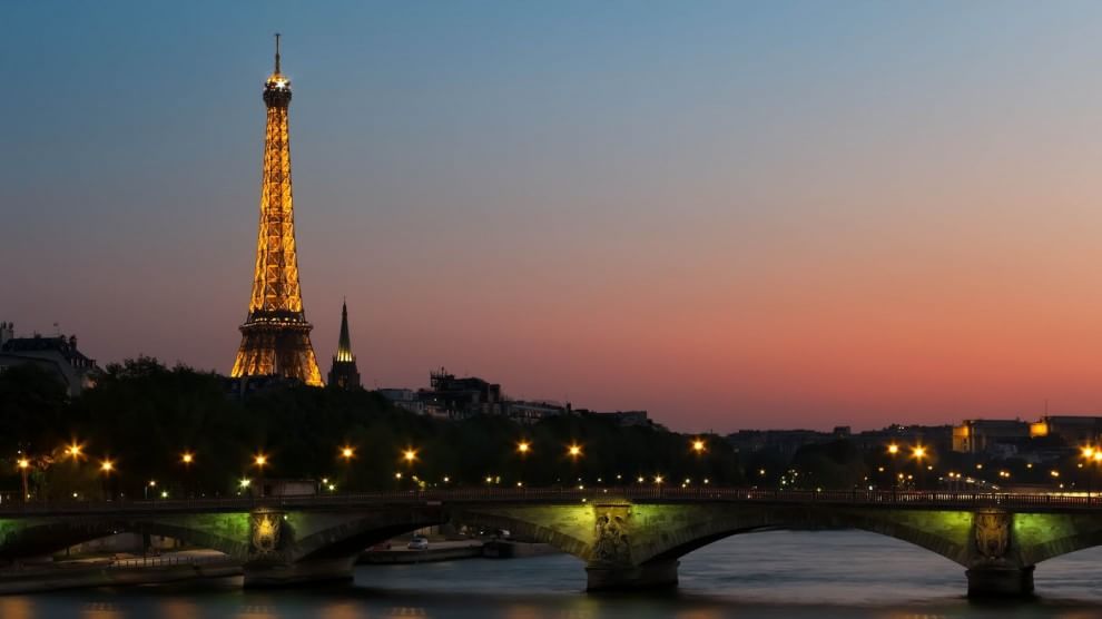 La bellezza romantica delle città al crepuscolo