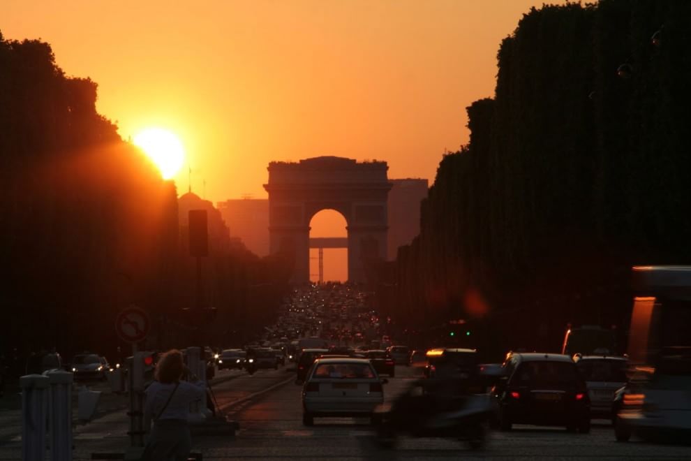 La bellezza romantica delle città al crepuscolo