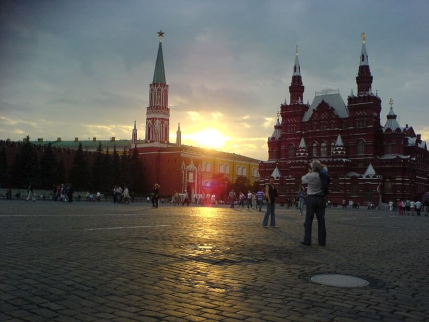 La bellezza romantica delle città al crepuscolo