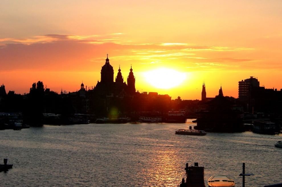 La bellezza romantica delle città al crepuscolo