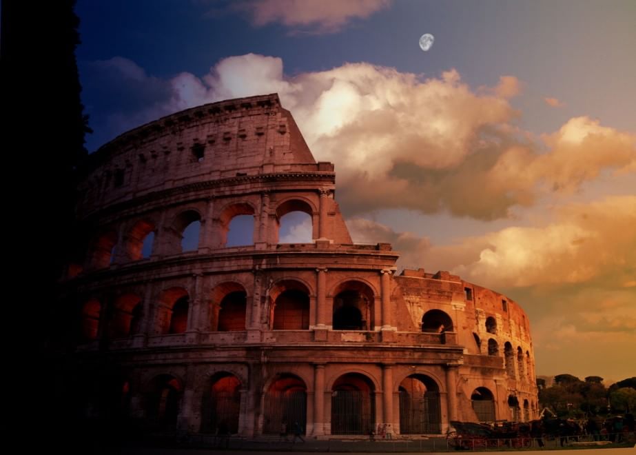 La bellezza romantica delle città al crepuscolo