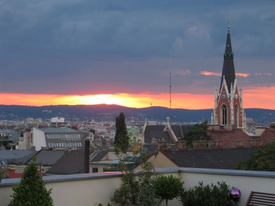 La bellezza romantica delle città al crepuscolo