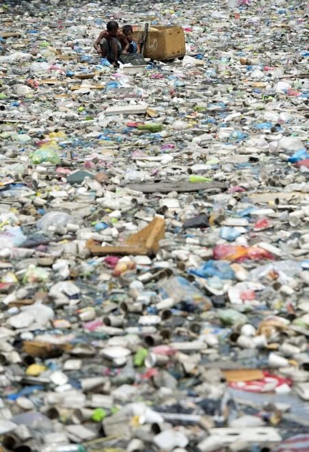 Manila, in cerca di plastica: nei rifiuti per tre dollari al giorno