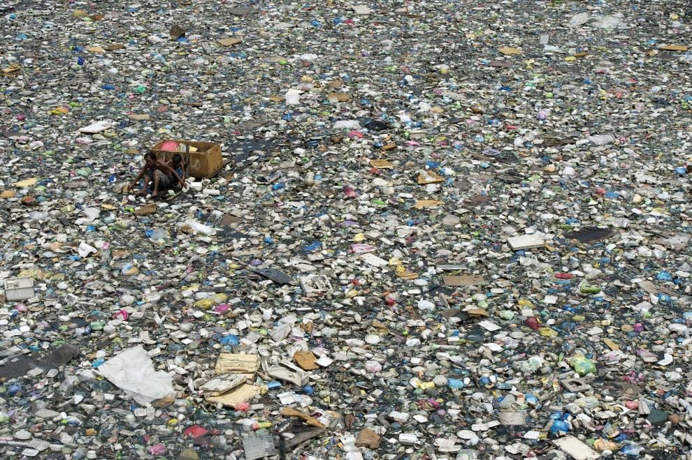 Manila, in cerca di plastica: nei rifiuti per tre dollari al giorno