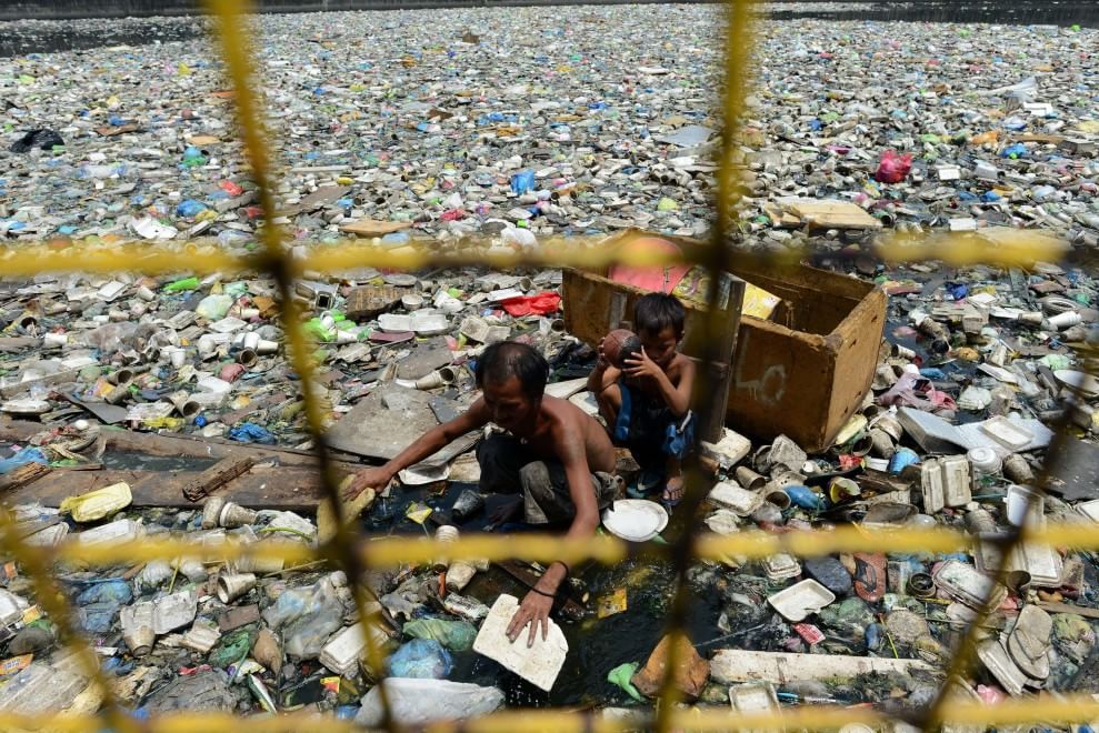 Manila, in cerca di plastica: nei rifiuti per tre dollari al giorno
