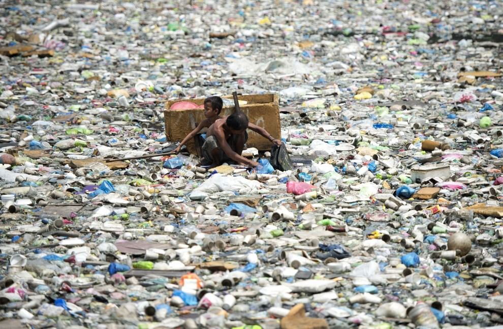 Manila, in cerca di plastica: nei rifiuti per tre dollari al giorno
