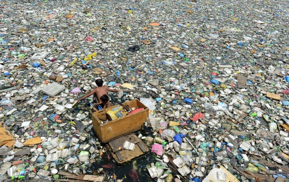 Manila, in cerca di plastica: nei rifiuti per tre dollari al giorno