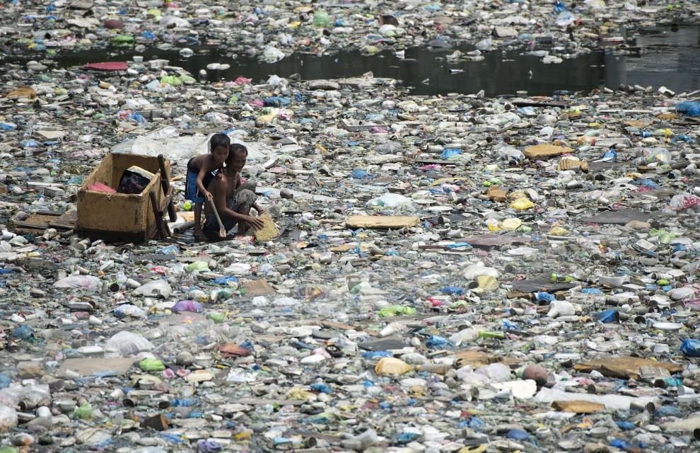 Manila, in cerca di plastica: nei rifiuti per tre dollari al giorno