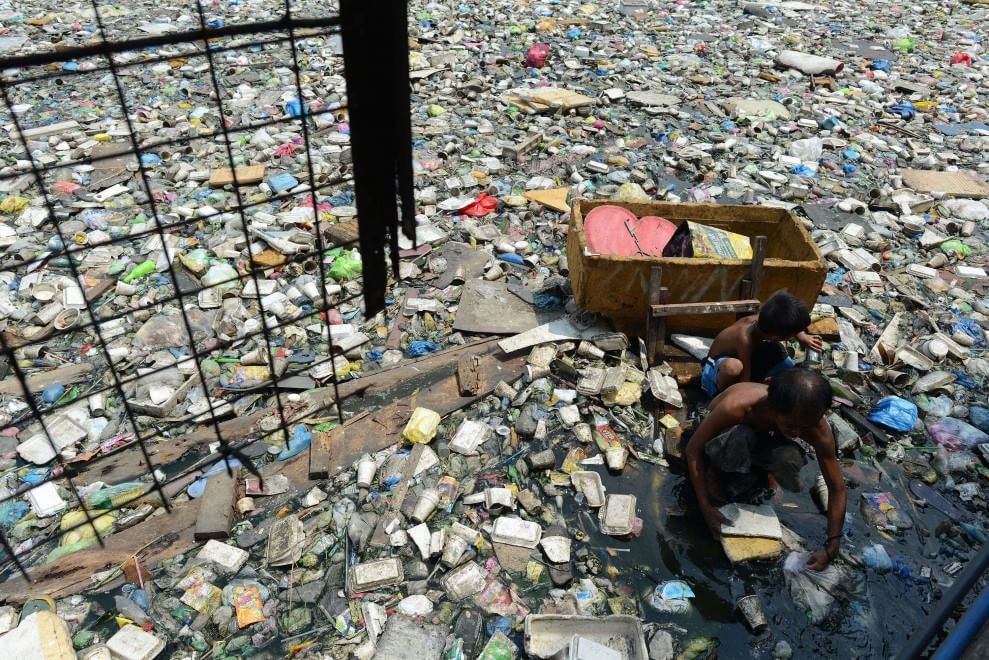 Manila, in cerca di plastica: nei rifiuti per tre dollari al giorno