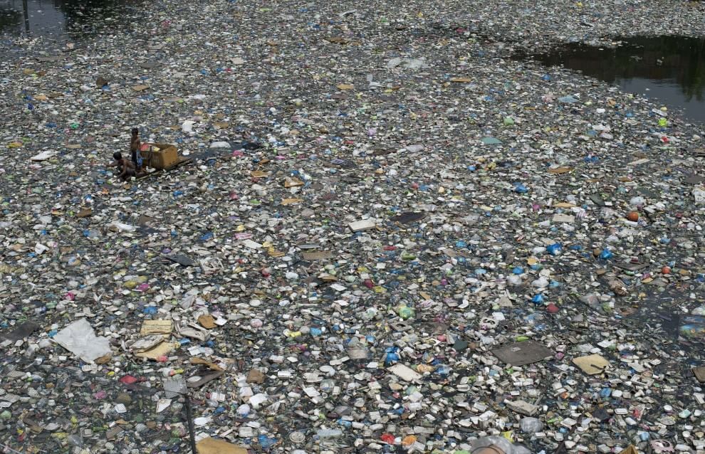 Manila, in cerca di plastica: nei rifiuti per tre dollari al giorno