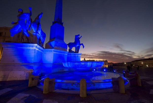 Autismo, le città si illuminano di blu