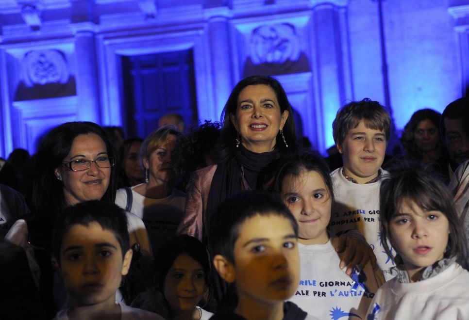 Autismo, le città si illuminano di blu