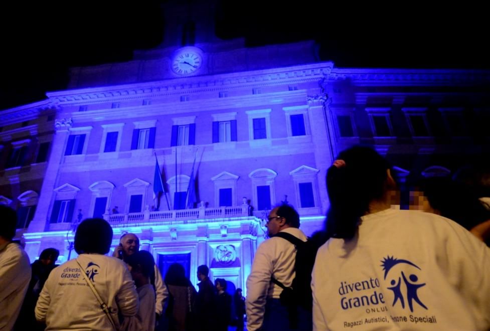 Autismo, le città si illuminano di blu