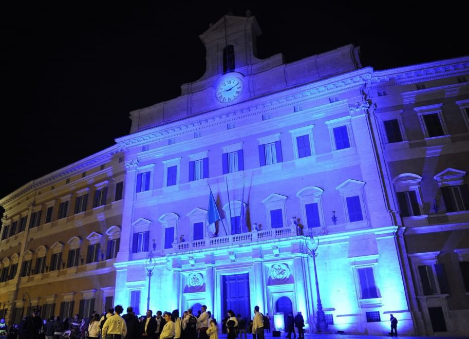Autismo, le città si illuminano di blu