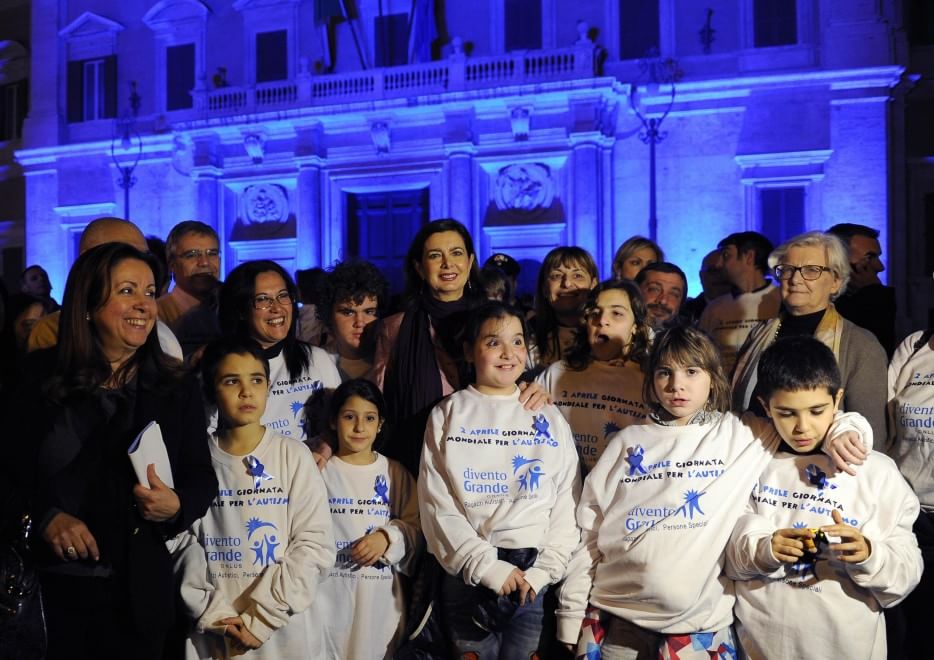 Autismo, le città si illuminano di blu