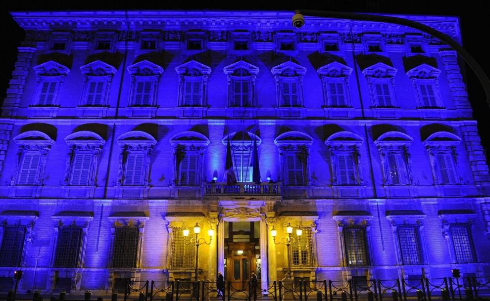 Autismo, le città si illuminano di blu