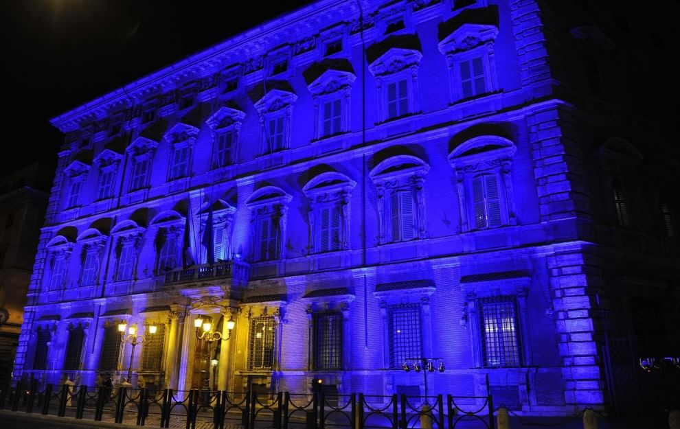 Autismo, le città si illuminano di blu
