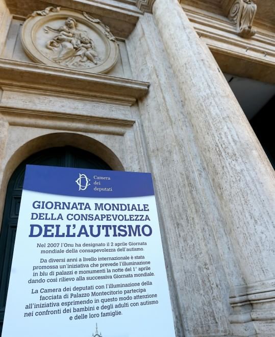 Autismo, le città si illuminano di blu