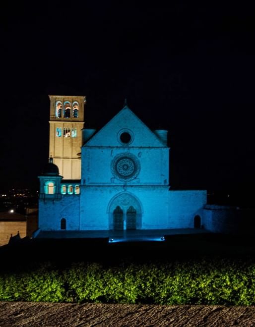 Autismo, le città si illuminano di blu