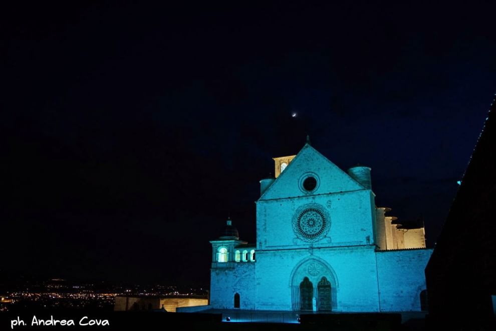 Autismo, le città si illuminano di blu