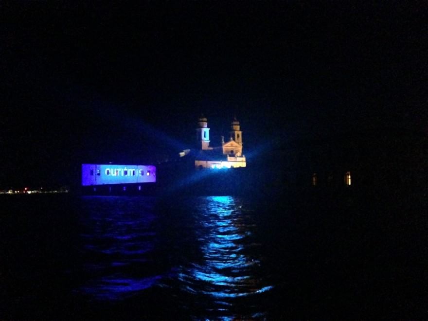 Autismo, le città si illuminano di blu