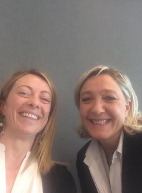 Da Obama a Renzi, il selfie conquista i politici