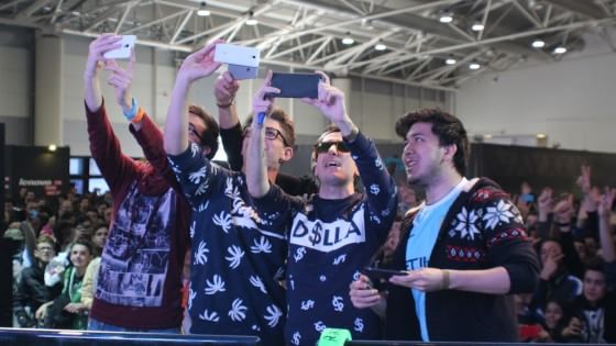 Alcuni youtuber fanno un selfie con la folla accorsa per conoscerli