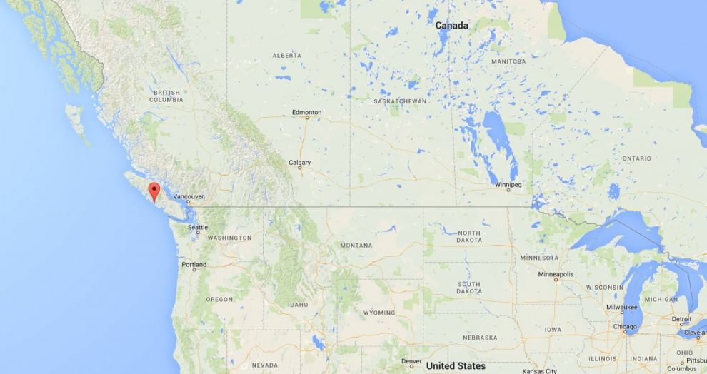 In fuga dalla civiltà: la casa galleggiante tra i boschi del Canada 