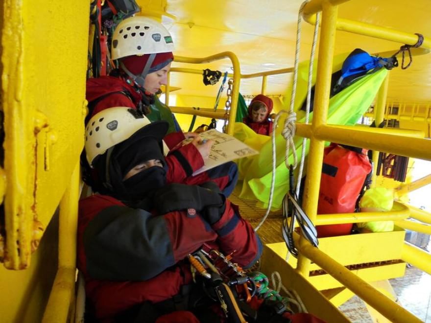 Accampati con Greenpeace sulla piattaforma petrolifera 